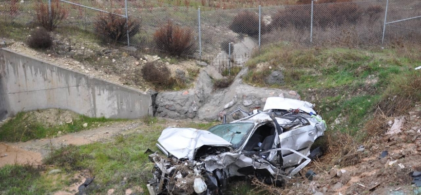 Manisa'da otomobil şarampole devrildi: 2 kişi ağır yaralandı