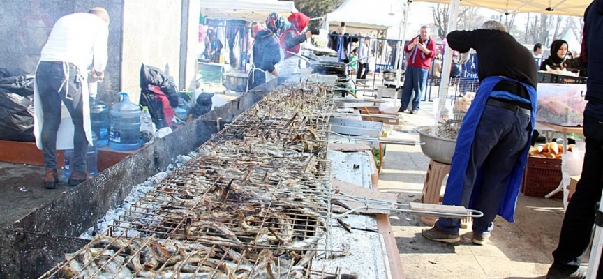 Düzce'deki festivalde 4 ton hamsi dağıtıldı