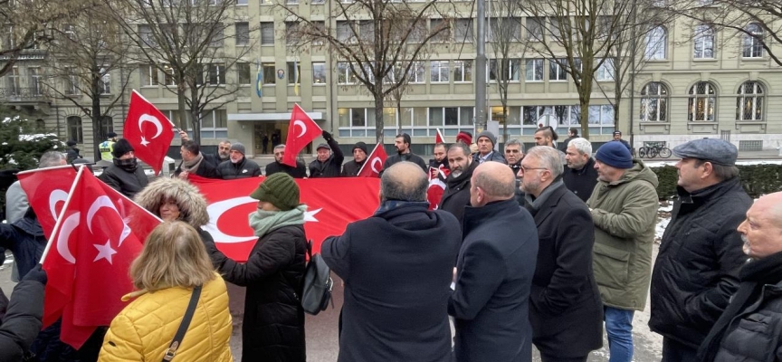 İsviçre'deki Türk toplumu, Kur'an-ı Kerim'in yakılmasını protesto etti