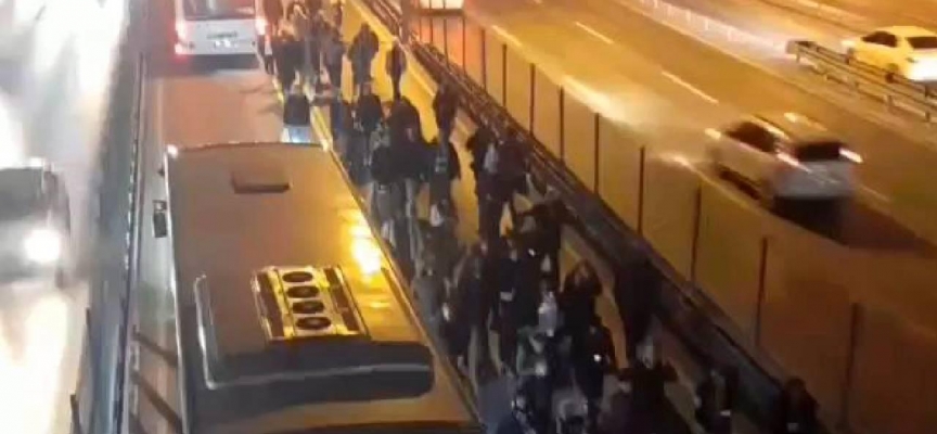 Avcılar'da metrobüs arızalandı, yolcular yürümek zorunda kaldı