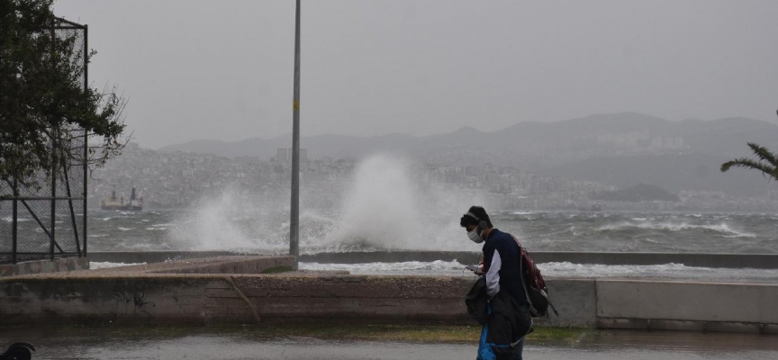 İzmir'de sağanak etkili