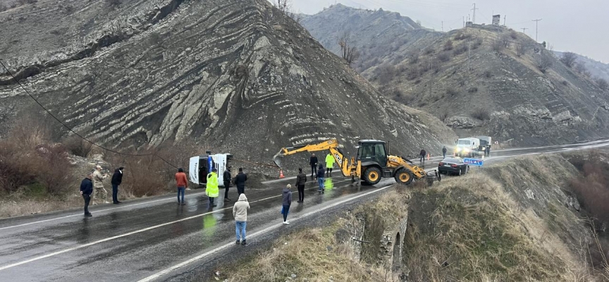 Şırnak'ta minibüsün şarampole devrilmesi sonucu 8 kişi yaralandı