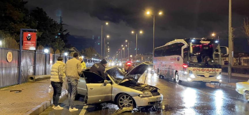 Kayseri'de otomobil aydınlatma direğine çarptı: 2 yaralı