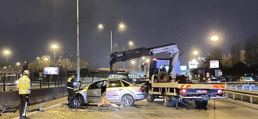 Kadıköy'de otomobil devrildi: 3 yaralı