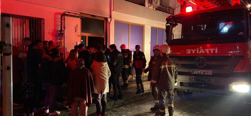 Manisa'da apartmanın elektrik kabloları yandı, bina boşaltıldı