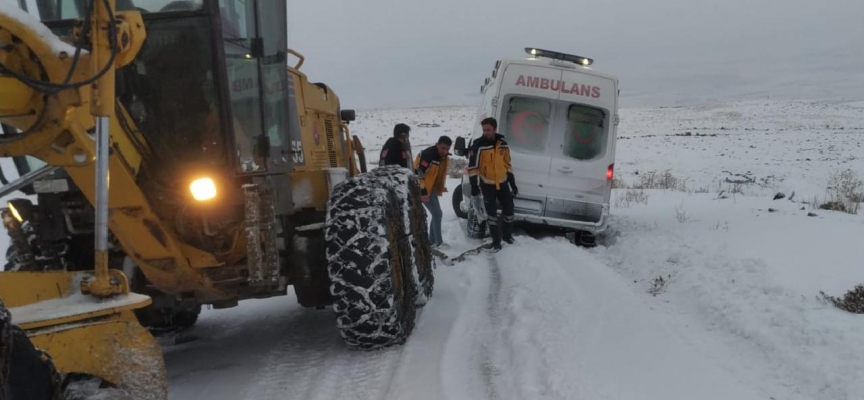 Van'da yolu kapanan mahalledeki hasta ekiplerce hastaneye yetiştirildi