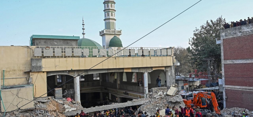 Pakistan'da camiye düzenlenen intihar saldırısında ölü sayısı 72'ye yükseldi