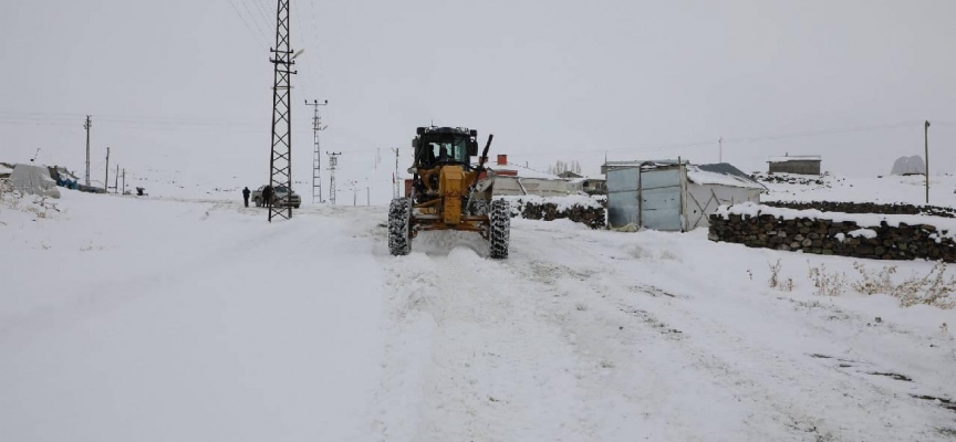 Ağrı'da kardan kapanan köy yolları ulaşıma açıldı