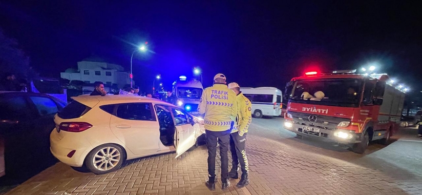 Manisa'da park halindeki 3 araca çarpan otomobilin sürücüsü yaralandı