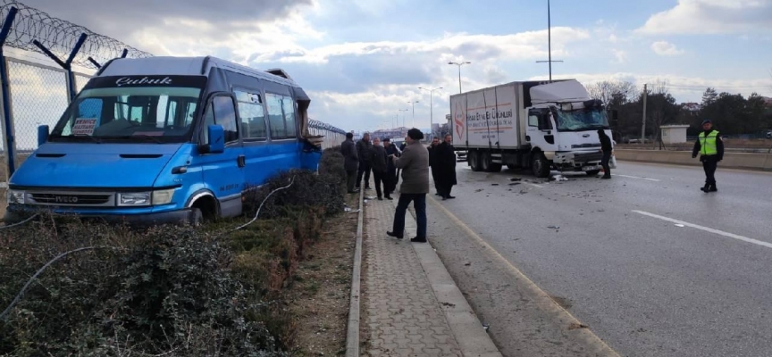 Ankara’da kamyon ile minibüs çarpıştı