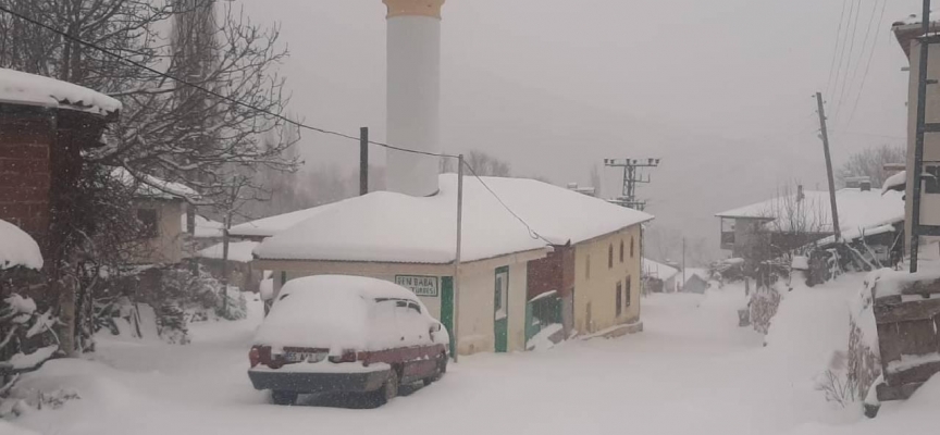 Suluova'da mevsimin ilk karı yağdı