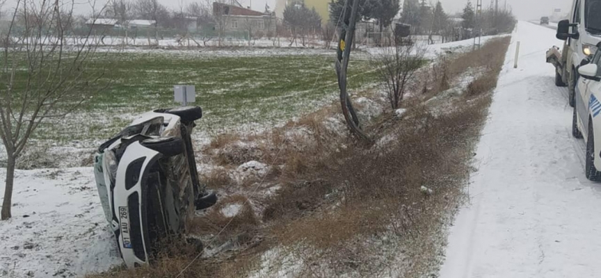 Elazığ'da elektrik direğine çarparak devrilen otomobildeki 2 kişi yaralandı