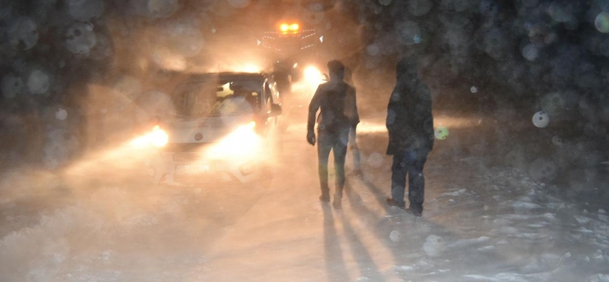 Hakkari'de tipide mahsur kalan 8 araçtaki 35 kişi kurtarıldı