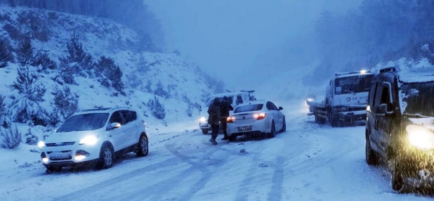 Muğla-Denizli kara yolu kar yağışı nedeniyle ulaşıma kapandı