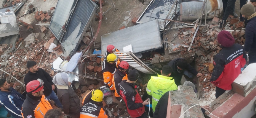 Cumhurbaşkanlığı Deprem Kriz ve Koordinasyon Komitesi: “Arama kurtarma ile sağlık ekipleri afet bölgesine ulaştı”