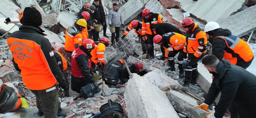 Adıyaman’daki enkazdan bir kişi kurtarılıyor