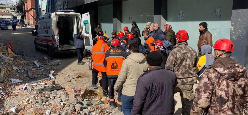 Batman'dan giden ekipler Gaziantep'te bir kadını 55 saat sonra enkazdan kurtardı