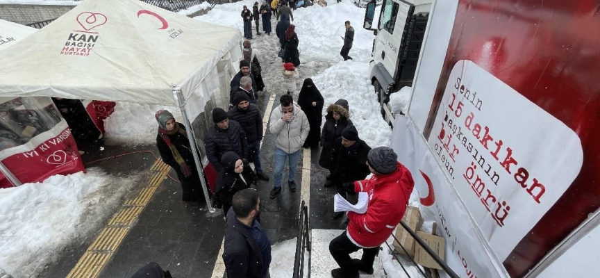 Bingöl ve Şırnak'ta deprem bölgesi için kan bağışı yapılıyor