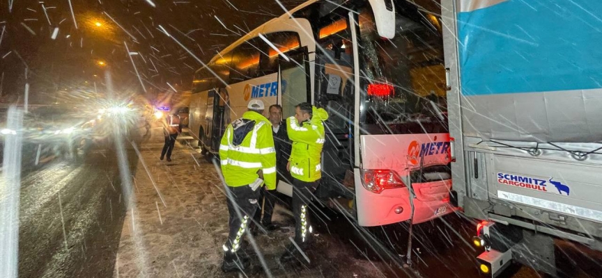 Düzce'de yolcu otobüsü tıra çarptı: 6 yaralı