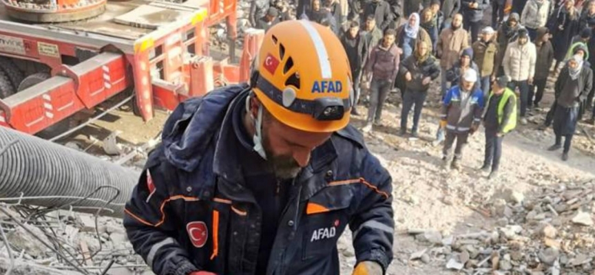 Muş'tan deprem bölgesine giden AFAD ekibi, enkaz altından 2 kişiyi kurtardı