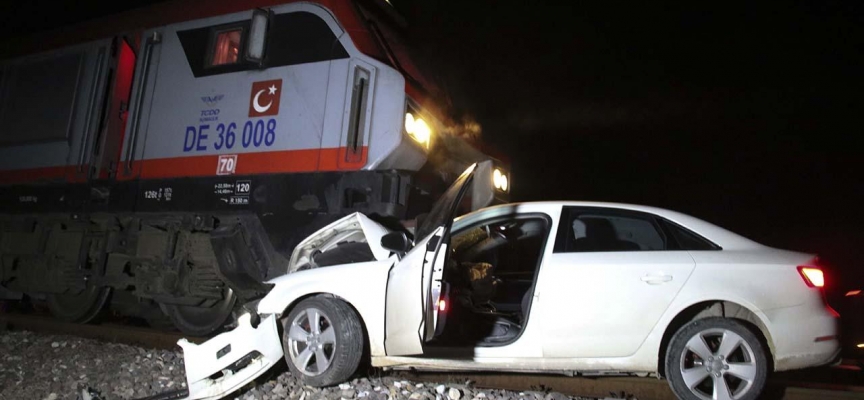 Yük treni hemzemin geçitte otomobile çarptı