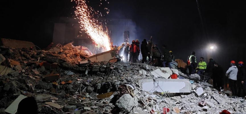 Hatay'da zamanla yarış: Temas sağlanan depremzedeleri kurtarma çalışmaları sürüyor