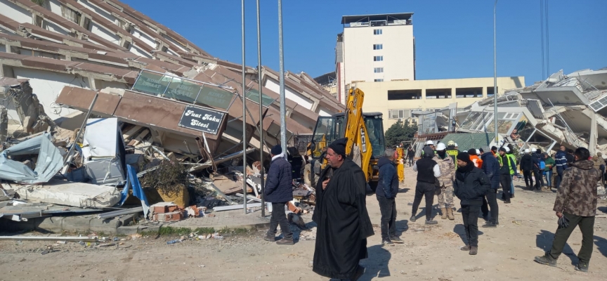 KKTC’den giden iş araçları ve ekipler arama-kurtarma çalışmalarına Hatay’da başladı