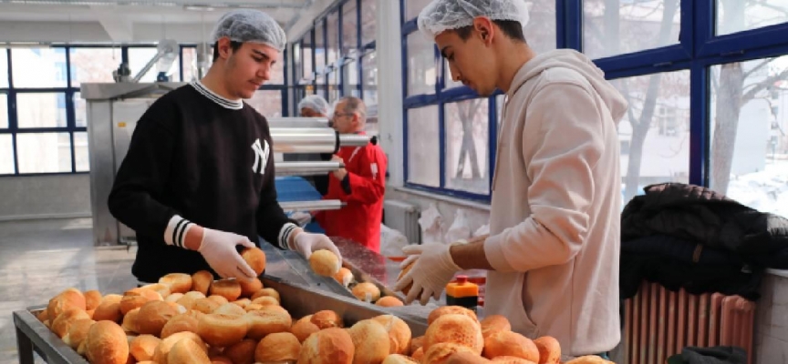 Erzincan'da okullarda öğrencilerce üretilen ekmekler depremzedelere gönderiliyor