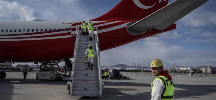 Cumhurbaşkanlığı uçakları depremzedelerin nakillerine devam ediyor