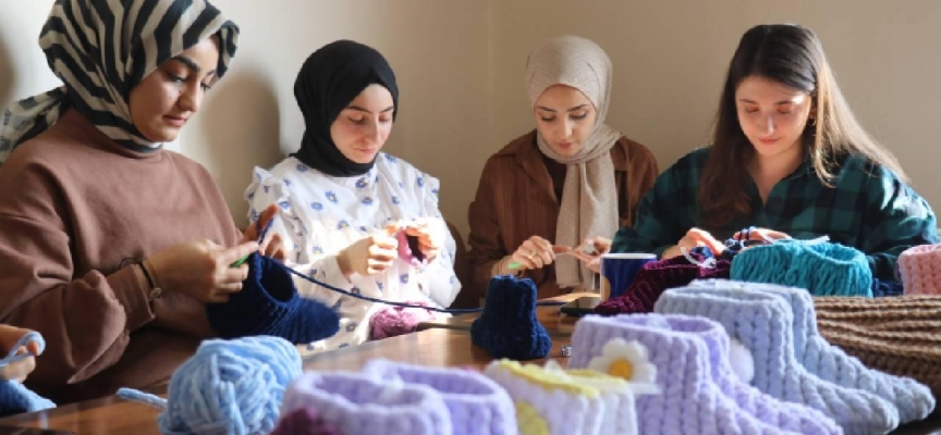 Ağrılı kadınlar depremzedeler için atkı, bere ve patik örüyor