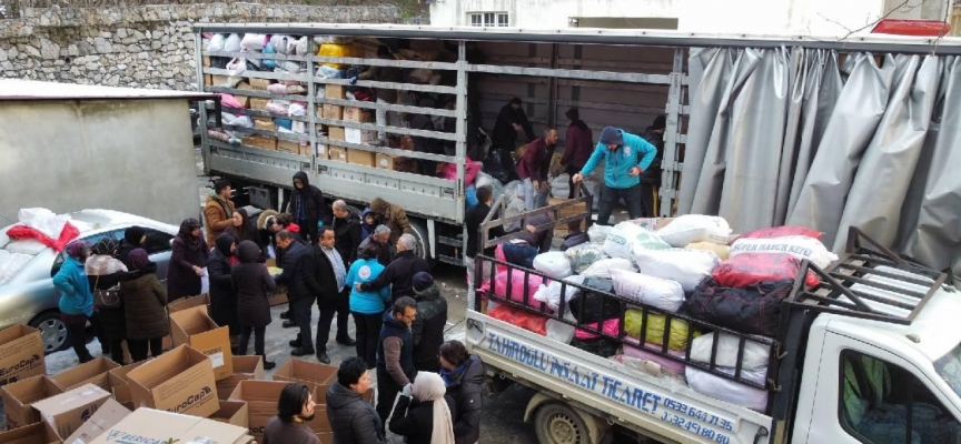 Depremzedelere Adana'nın ilçelerinden yardım malzemeleri gönderildi