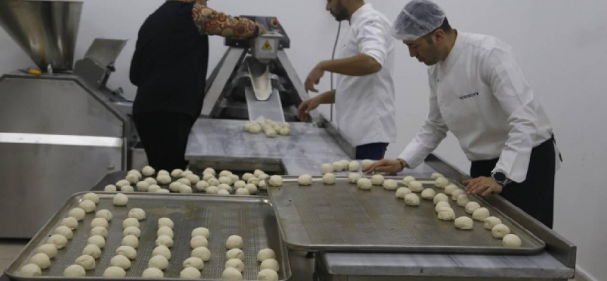 Tekirdağ'da öğrenciler depremzedeler için okullarında günde 5 bin ekmek üretiyor