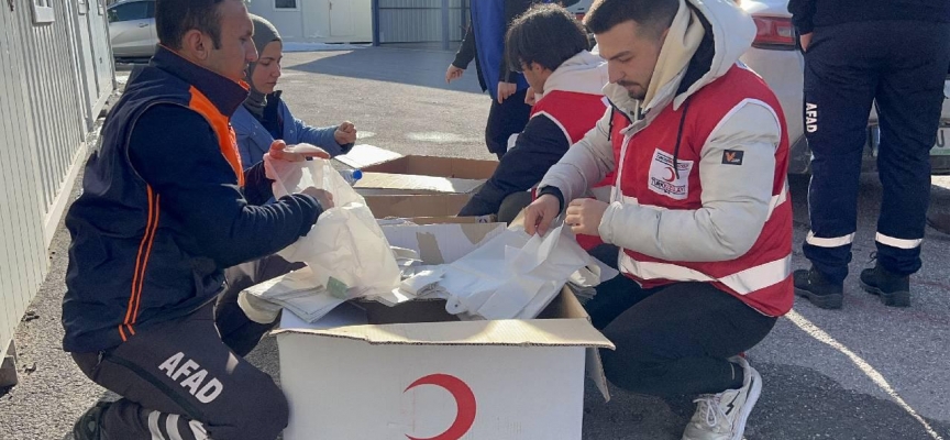 Aksaray’da AFAD ve Kızılay'dan depremzedelere kumanya desteği