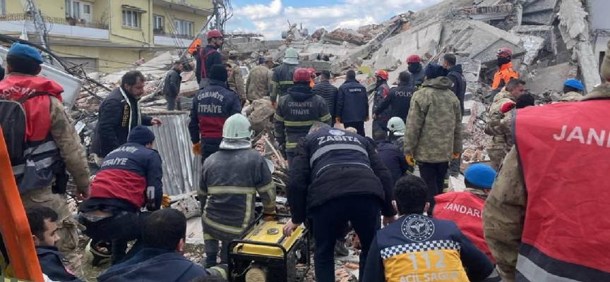 Osmaniye'de depremde hasar gören 2 katlı bina çöktü