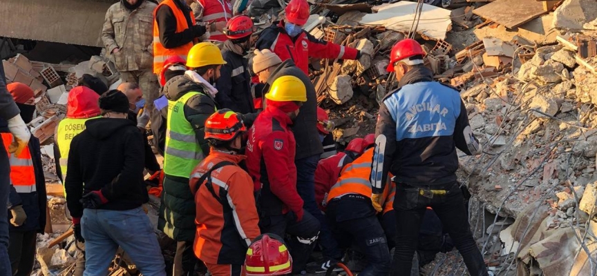 Hatay'da enkaz altında kalan bir kişi 136 saat sonra kurtarıldı