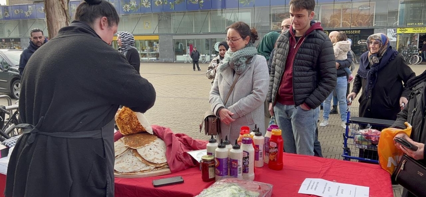 Hollanda'daki Türkler sattıkları yemeklerin gelirini depremzedelere gönderiyor