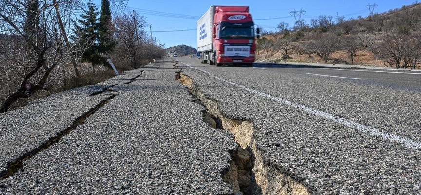 Deprem bölgesindeki yollar onarılıyor