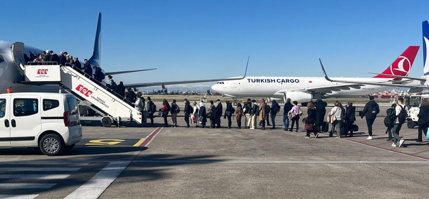 Tahliye uçuşunda görevli kabin memuru gözyaşlarını tutamadı