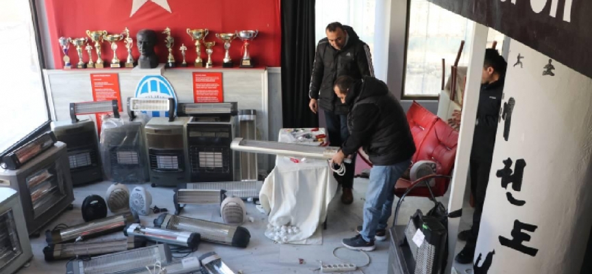 Edirne'de elektrikli ısıtıcıları deprem bölgesine gönderilmek üzere tamir ediyorlar