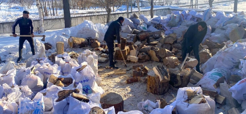 Ardahan'da orman köylüleri yakacak odunlarını depremzedelere gönderdi