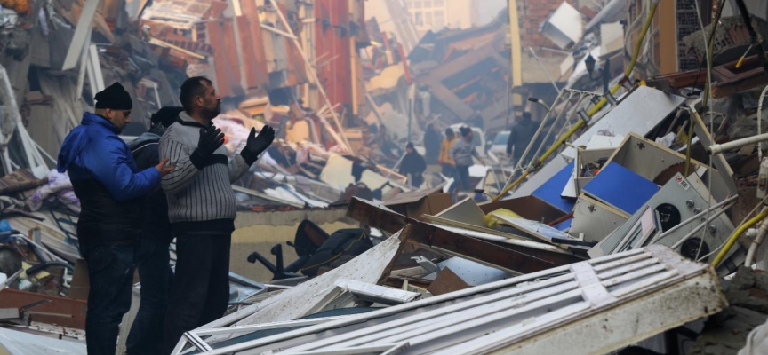 Hatay'da depremin 159. saatinde bir kadın enkazdan sağ çıkarıldı