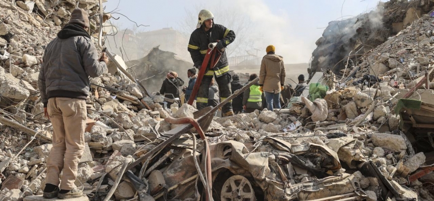 Deprem bölgesinde 7-8 metreye varan kaymalar gözlemlendi