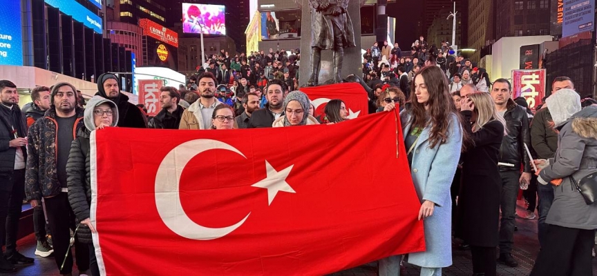 New York Times Meydanı'nda Türkiye'deki depremlerde hayatını kaybedenler anıldı