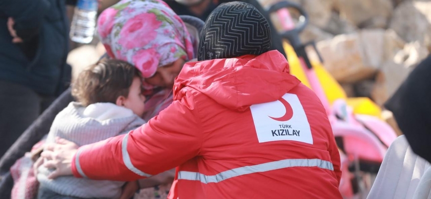 Kızılay, deprem bölgesindeki 900 köye yardım taşıdı