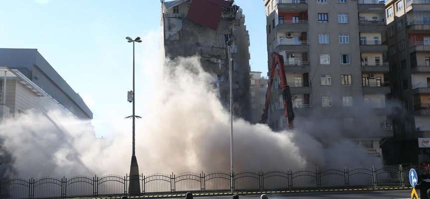 Diyarbakır'da yıkımına başlanan 9 katlı bina çöktü