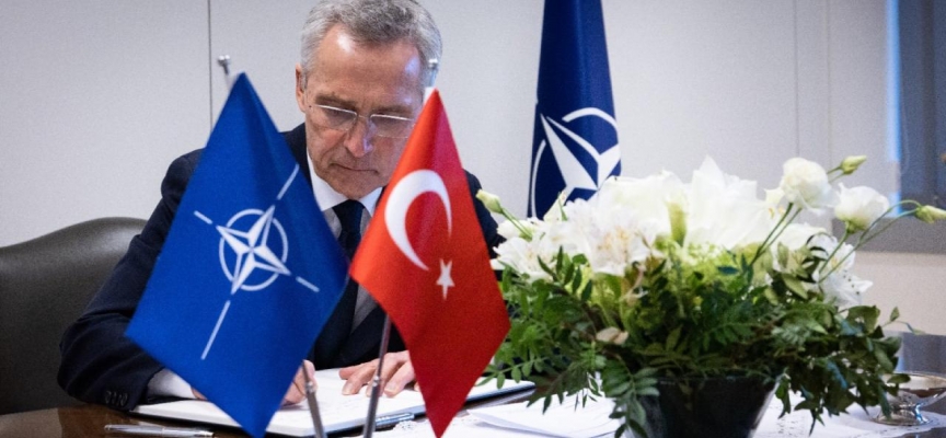 NATO Genel Sekreteri Stoltenberg, depremzedeler anısına açılan taziye defterini imzaladı