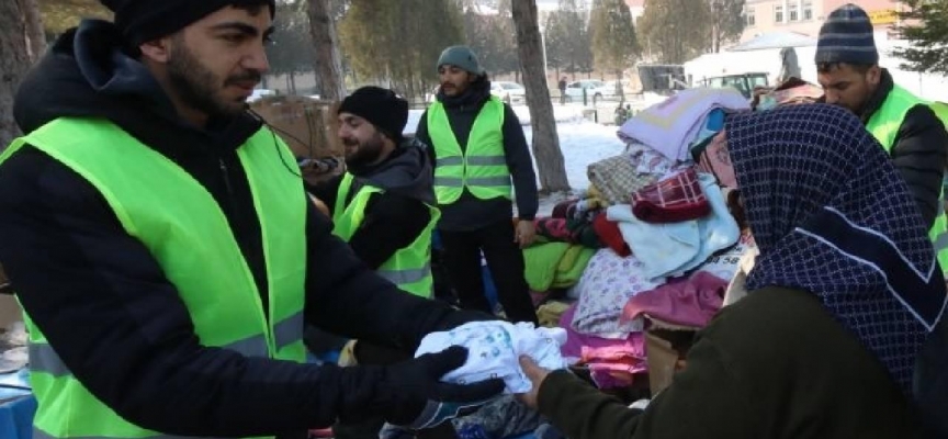 Batman'dan gelen gönüllü öğretmenler Elbistan'da yardım faaliyetlerine katılıyor