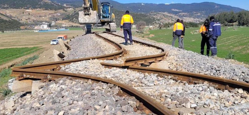 Depremde hasar gören demir yolları onarılıyor