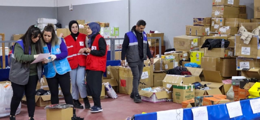 Yalova'da depremzedeler için "Sosyal Market" açıldı