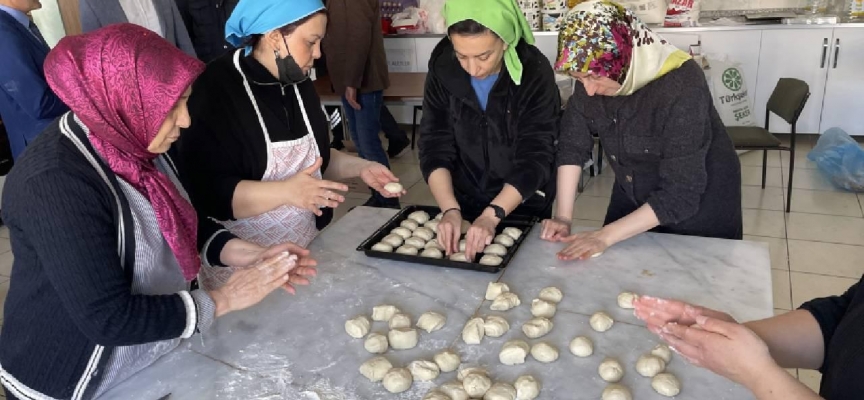 Elazığ'da depremzedeler için günlük 15 bin poğaça, pasta ve simit üretiliyor